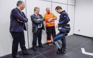 Point.P développe un exosquelette pour lutter contre la pénibilité - Batiweb